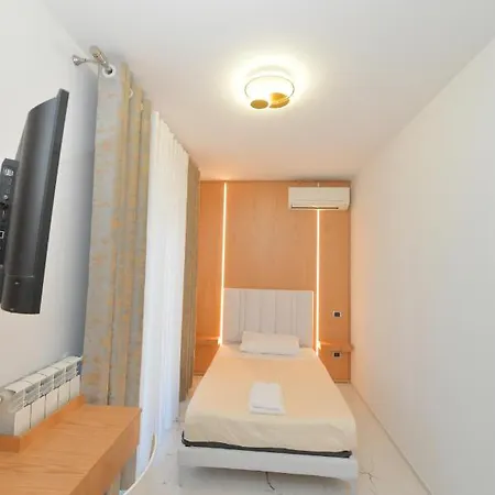 Noemi Oda ve Kahvaltı Modugno